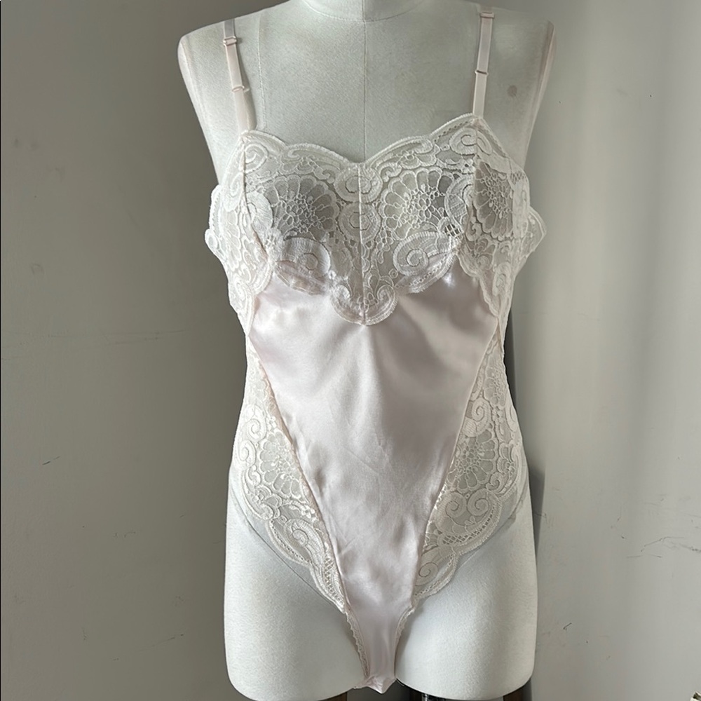 VTG Delicates light pink Elegant satin lace chemise  size M